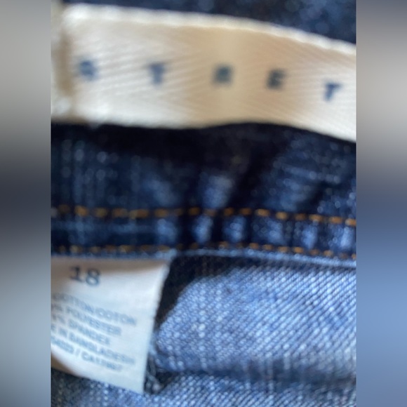 Old Navy low rise capris stretch jeans - Picture 3 of 4